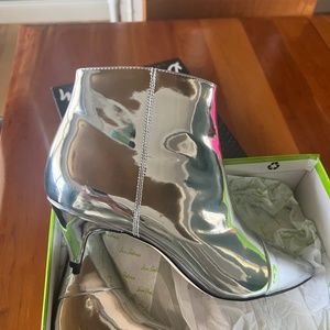 Sam Edelman Kinsie Silver booties, 9W
